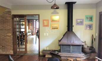 Imagem 4: Casa de 270m² - 3 dormitórios, 1 suíte, churrasqueira, pátio e 3 vagas de garagem