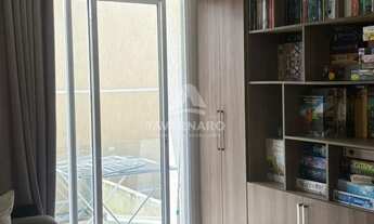 Imagem 7: Imóvel Moderno com Quintal Verde e Ambientes Semi-Mobiliados