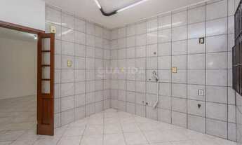 Imagem 4: Casa sobrado com 3 dormitórios, sendo 1 suíte, no bairro Cavalhada, com duas vagas de gara