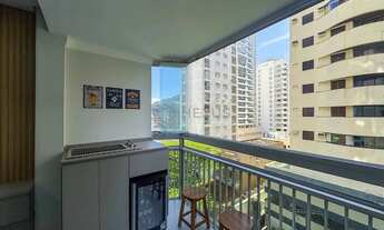 Imagem 4: Apartamento reformado com varanda gourmet na quadra-mar da Praia das Pitangueiras, Guaruja