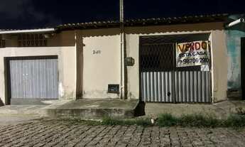 Imagem: Casa com três quartos e garagem