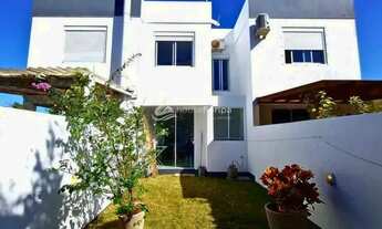 Imagem 2: Casa com 3 quartos, suíte, quintal e 2 vagas de garagem, a apenas 200 metros da praia no C