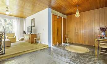 Imagem 2: Casa com amplo terreno e potencial de atualização em localização estratégica