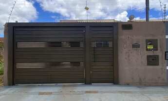 Imagem: Casa com edícula e energia fotovoltaica