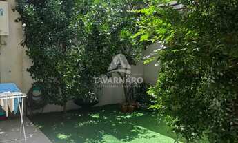 Imagem 2: Imóvel Moderno com Quintal Verde e Ambientes Semi-Mobiliados