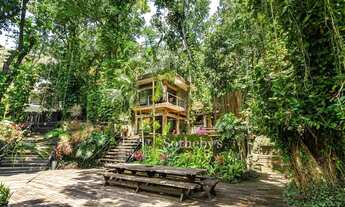 Imagem 3: Casa em terreno amplo cercado por vegetação