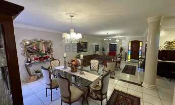 Imagem 2: Sobrado de 3 Andares (525m²) com Suíte e Lazer Privativo à Venda na QE 30 - Guará II