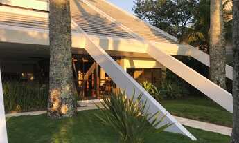 Imagem 2: Casa para aluguel tem 450 metros quadrados com 5 quartos.