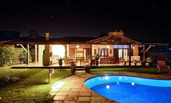 Imagem: Casa com piscina e jardim amplo no Complexo