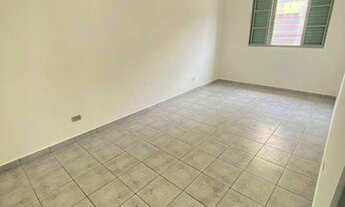 Imagem 3: Casa independente com vaga coberta e sala ampla para locação