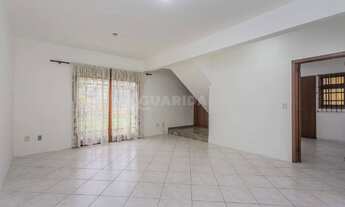 Imagem 3: Casa sobrado com 3 dormitórios, sendo 1 suíte, no bairro Cavalhada, com duas vagas de gara