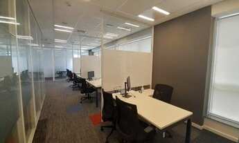 Imagem 2: Laje corporativa com 495 m² e layout mobiliado, equipado e pronto para ocupação, ao lado d