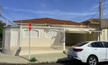 Imagem: Casa de esquina, muito bem feita, pintada