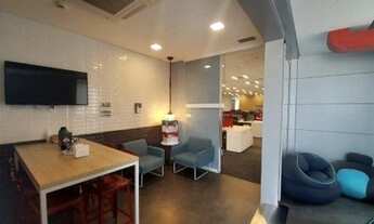 Imagem 3: Laje corporativa com 495 m² e layout mobiliado, equipado e pronto para ocupação, ao lado d