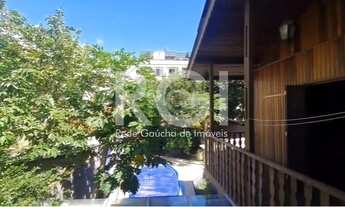 Imagem 4: Casa com dois andares no bairro São João em Porto Alegre/RS, possuindo ambientes bem dispo