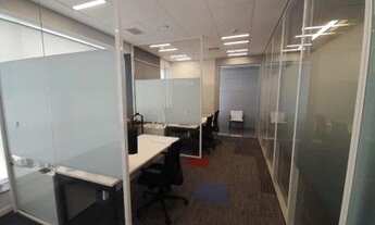 Imagem 4: Laje corporativa com 495 m² e layout mobiliado, equipado e pronto para ocupação, ao lado d