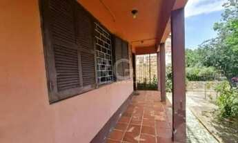 Imagem 2: Casa em Porto Alegre, no bairro Tristeza, com 2 dormitório(s), e 2 banheiros, à