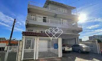 Imagem: Casa Imponente de Três Andares com Amplo