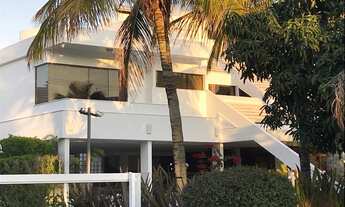 Imagem 3: Casa para aluguel tem 450 metros quadrados com 5 quartos.