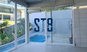 Imagem 5: Casa térrea com linhas minimalistas e modernas em condomínio de alto padrão. Toda reformad