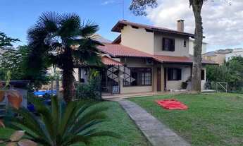 Imagem 2: Casa com piscina e amplo terreno