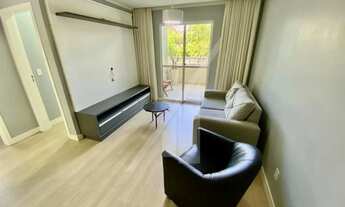 Imagem 2: Lindo apartamento mobiliado com sala de visita e sala de jantar, ambas integradas com saca