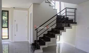 Imagem 3: Sobradão de esquina com amplo quintal à venda no bairro Abranches em Curitiba-PR, na Rua C