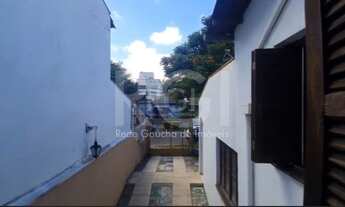 Imagem 5: Casa com dois andares no bairro São João em Porto Alegre/RS, possuindo ambientes bem dispo