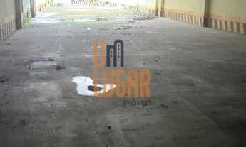 Imagem: Amplo prédio comercial de 3 pavimentos