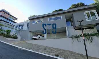 Imagem 6: Casa térrea com linhas minimalistas e modernas em condomínio de alto padrão. Toda reformad