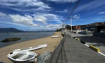 Imagem: Casa com amplo terreno e edícula no bairro