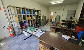 Imagem 6: Ampla sala com banheiro e vaga de garagem