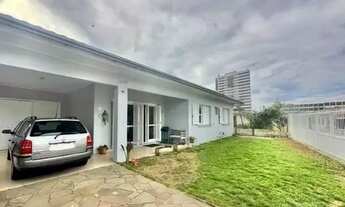 Imagem: Linda casa de 4 quartos a 1 quadra da praia