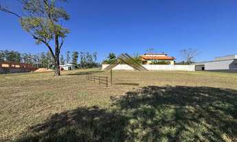 Imagem 3: Dois lotes juntos no Ninho Verde 1, acima do nível da rua, pronto para construir