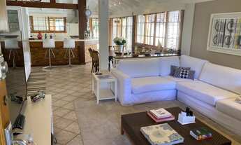 Imagem 3: Casa para aluguel possui 250 metros quadrados com 3 quartos.