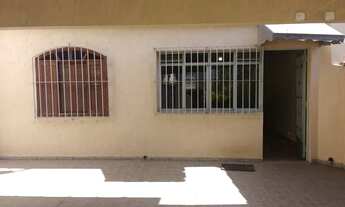 Imagem: Casa térrea próxima da estação do metrô