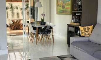 Imagem 5: Imóvel Moderno com Quintal Verde e Ambientes Semi-Mobiliados