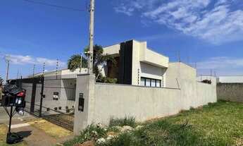 Imagem: Casa nova e moderna com terreno grande