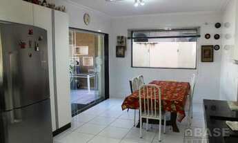 Imagem 7: Sobrado com 4 dormitórios para alugar, 415 m² por R$ 2.900/mês - Industrial - Araguari/MG