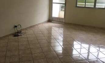 Imagem 2: Excelente dois quartos com varanda e frente para a praça