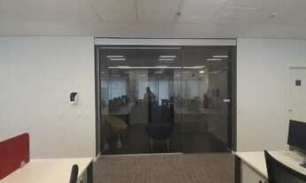 Imagem 5: Laje corporativa com 495 m² e layout mobiliado, equipado e pronto para ocupação, ao lado d