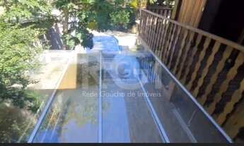 Imagem 6: Casa com dois andares no bairro São João em Porto Alegre/RS, possuindo ambientes bem dispo