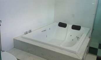 Imagem 3: Casa de condomínio sobrado para venda possui 388 metros quadrados com 5 quartos