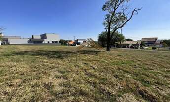 Imagem 4: Dois lotes juntos no Ninho Verde 1, acima do nível da rua, pronto para construir