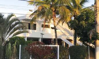 Imagem 4: Casa para aluguel tem 450 metros quadrados com 5 quartos.