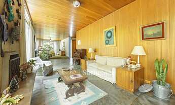 Imagem 4: Casa com amplo terreno e potencial de atualização em localização estratégica