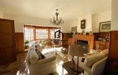 Imagem 2: Casa com 5 dormitórios sendo 3 suítes no bairro Capivari em Campos do Jordão