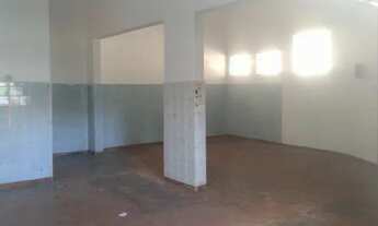 Imagem 2: Prédio comercial na principal rua do bairro