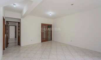 Imagem 2: Casa sobrado com 3 dormitórios, sendo 1 suíte, no bairro Cavalhada, com duas vagas de gara