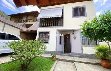 Imagem: Casa com 4 Quartos (3 Suítes), Piscina